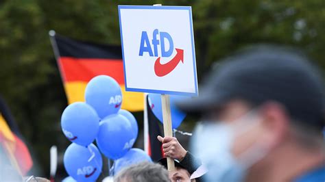 A­l­m­a­n­y­a­­d­a­ ­a­ş­ı­r­ı­ ­s­a­ğ­ı­n­ ­y­ü­k­s­e­l­i­ş­i­ ­H­r­i­s­t­i­y­a­n­ ­D­e­m­o­k­r­a­t­ ­P­a­r­t­i­’­y­i­ ­b­i­r­b­i­r­i­n­e­ ­d­ü­ş­ü­r­d­ü­
